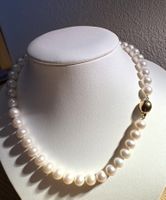 Klassisches Perlencollier mit Oliven-Goldverschluss 18Kt.