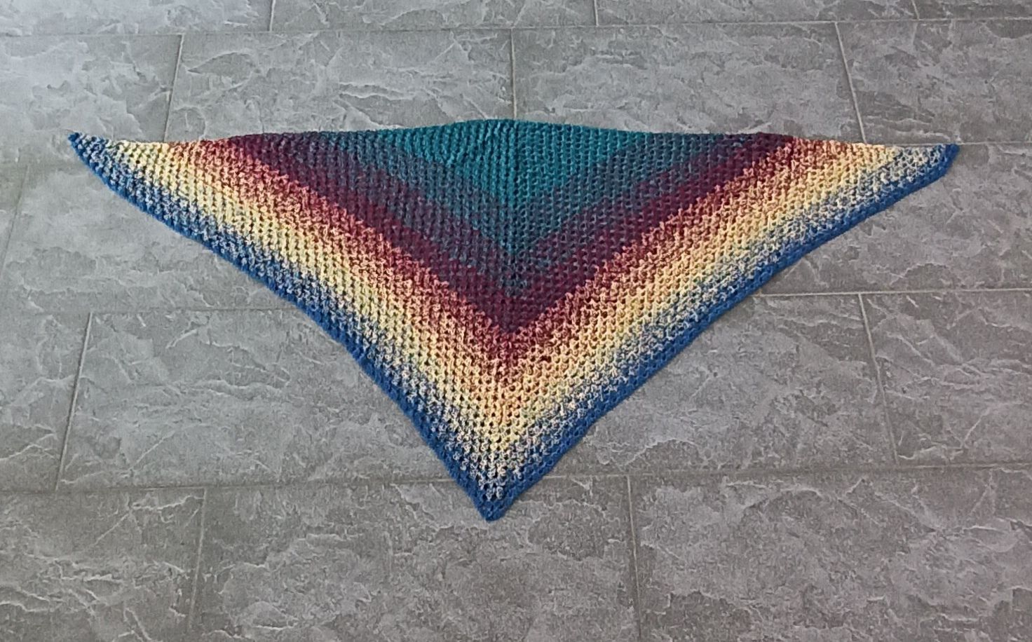 Foulards, Tücher & Schals: Gehäkeltes Dreieckstuch, bunt – Neu (gemäss Beschreibung) aus Emmen von meitschi02