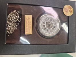 Silberfarbene Skelett-Taschenuhr mit Kette und Box