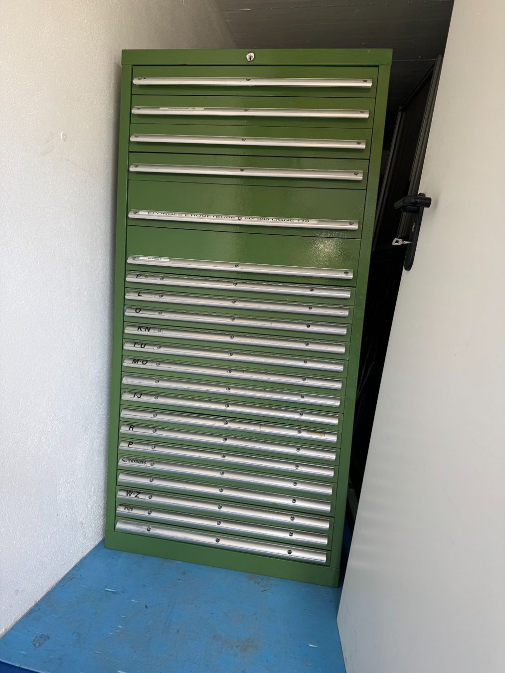 Lista Armoires: Lista Armoire métallique – D'occasion à Gland par Armando.Jorge01