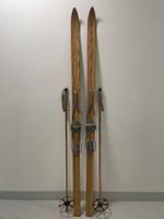 Ski (D 6), alte Deko Holzski mit Stöcken
