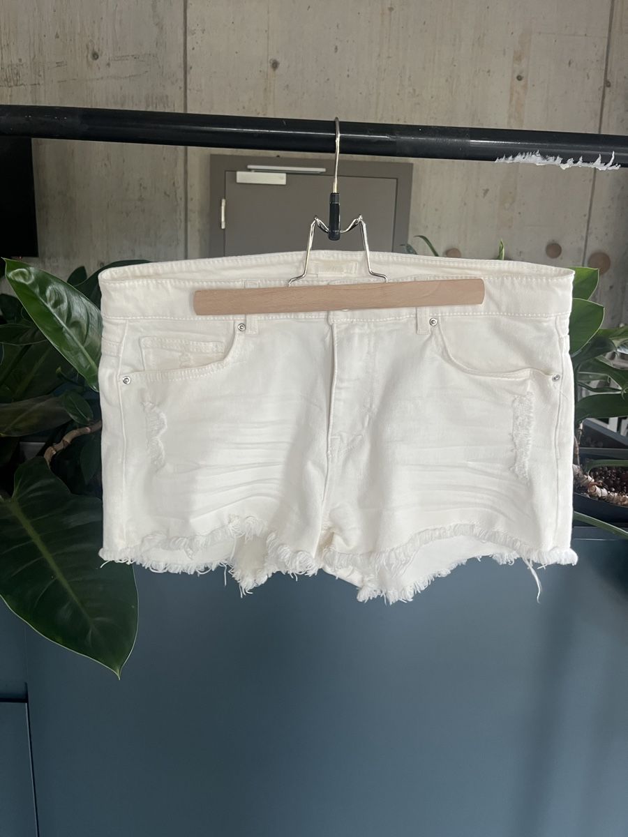 Off-White Pantaloni: Kurze Jeans off-white Gr. 38 – Usato da Zürich venduto da Nirba9