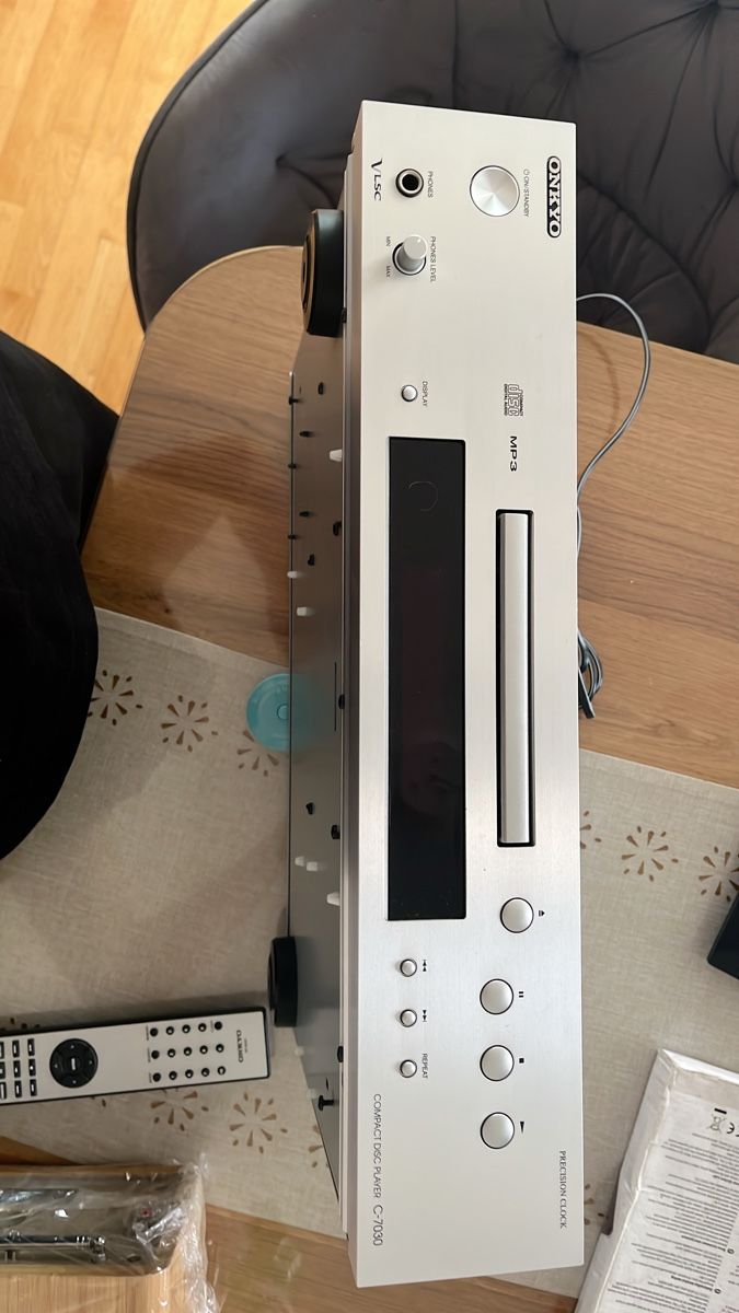 Onkyo Sistemi audio & multimediali: ONKYO C-7030 CD Player silber mit Fernbedienung – Usato da Pfäffikon ZH venduto da arsun76
