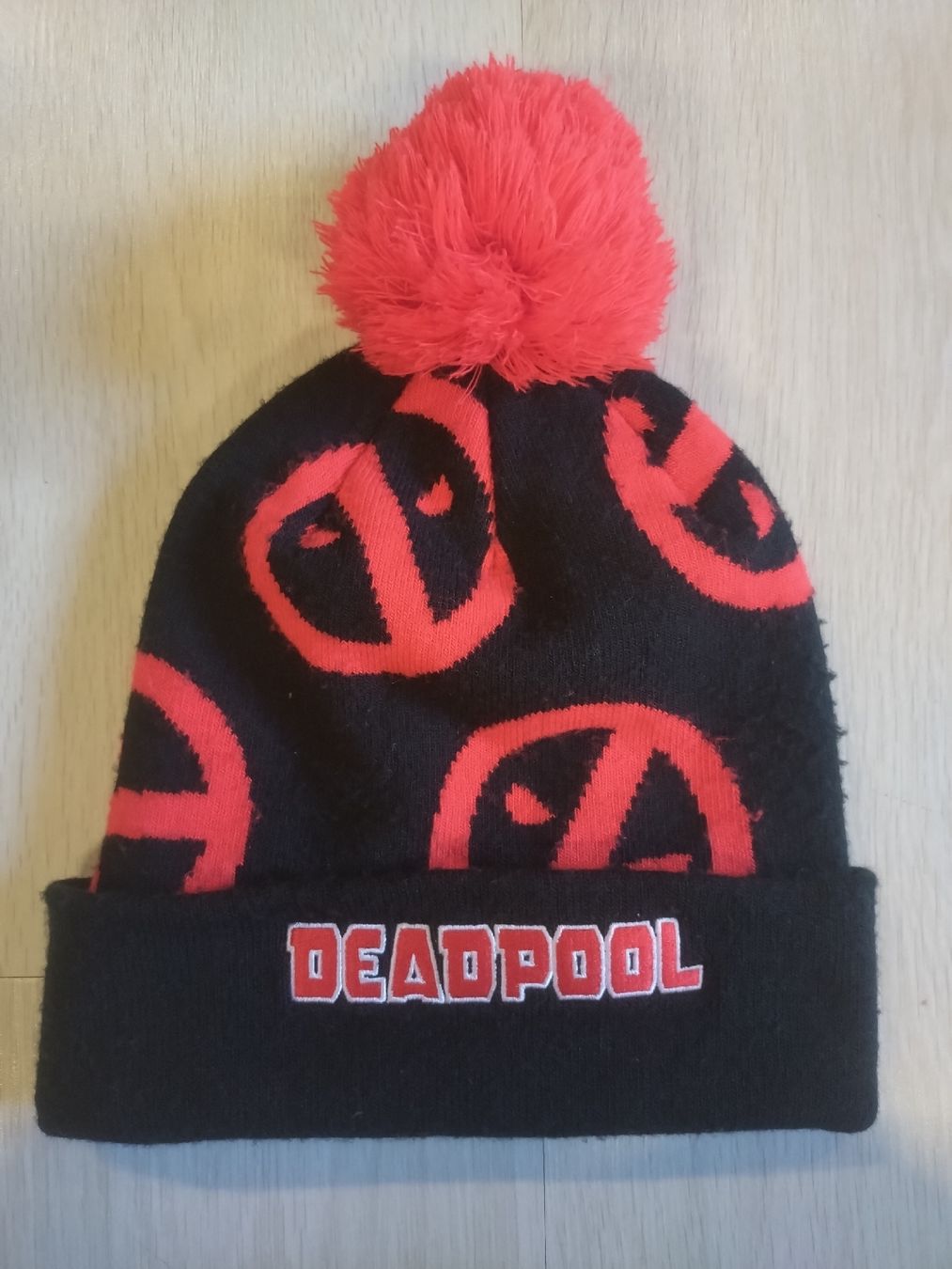 Copricapi, berretti & cappellini: Bonnet Deadpool Marvel noir rouge avec pompon  – Usato da Farvagny-le-Grand venduto da LaCaverne