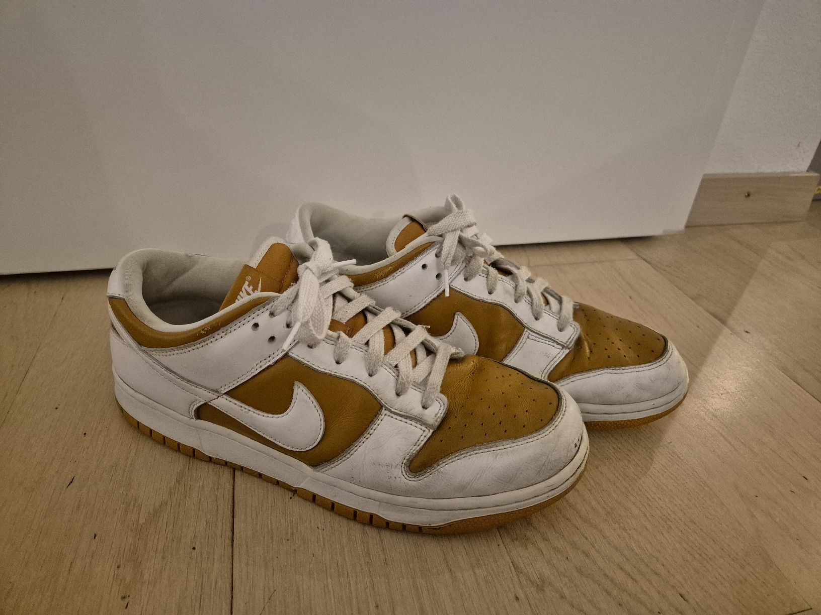 Nike Herrenschuhe: Nike Dunk low beige/weiss Gr. 44 – Gebraucht aus Aeugst am Albis von miizli