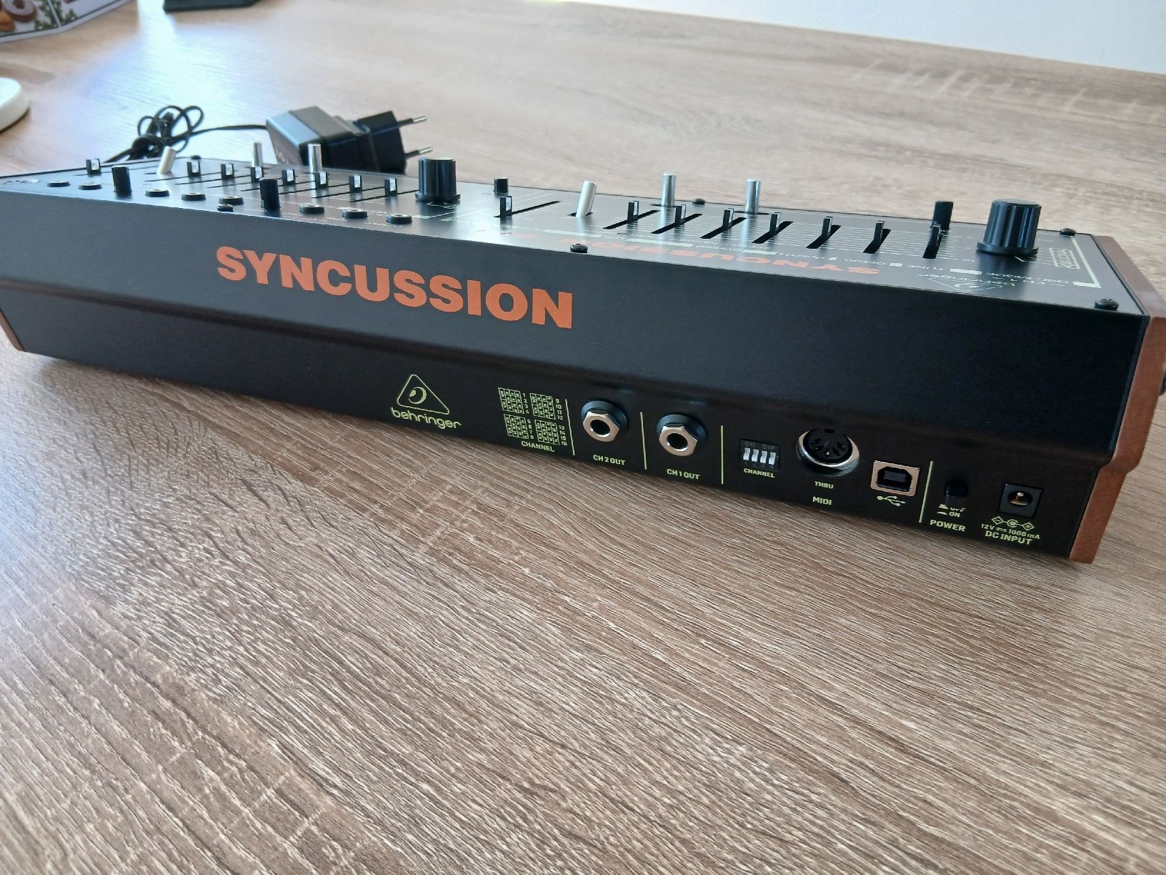 Behringer Instruments de musique: Behringer Syncussion SY-1 Percussion Synthesizer neuwertig – Neuf avec emballage d'origine à Othmarsingen par Studio15 3