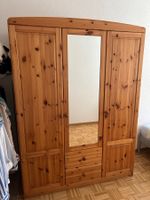 Holz-Kleiderschrank