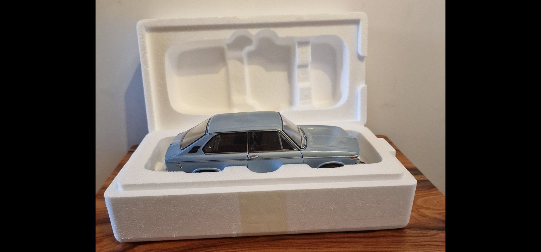 Autoart Modellini d'auto: Autoart 1:18 BMW 2000 Touring hellblau metallic – Usato da Rüti b. Büren venduto da tempo50 4