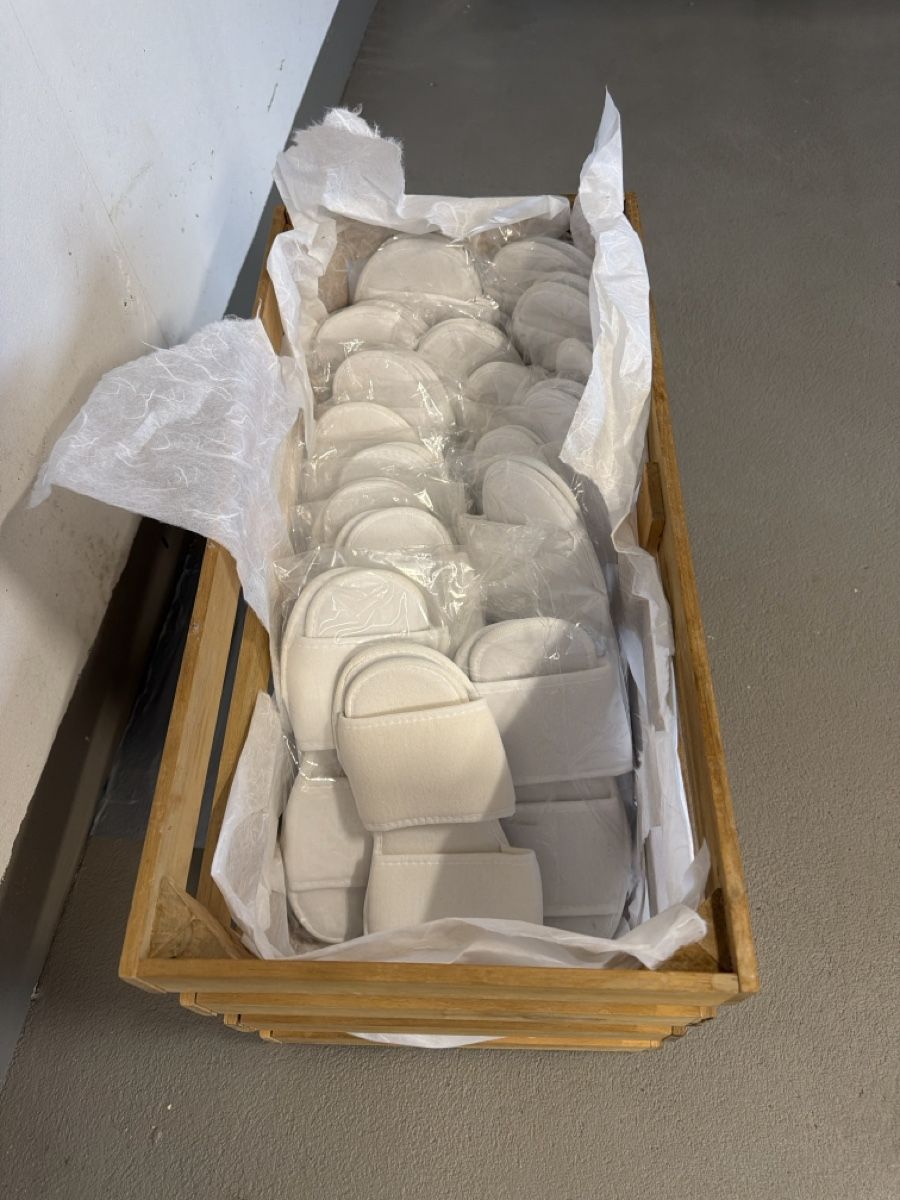 Scarpe da uomo: Hausschuhe Einweg weiss neu – Nuovo (secondo la descrizione) da Appenzell Meister. venduto da ce.