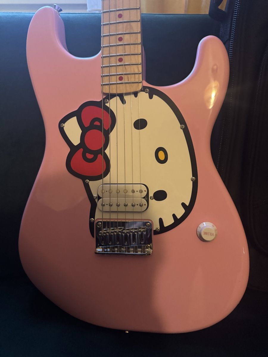 Squier Musikinstrumente: Squier by Fender Hello Kitty Limited Edition – Neu und originalverpackt aus Winterthur von Nino.Joel 1