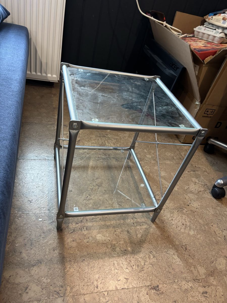 Comodini: Glas Nachttisch, Metallgestell, – Usato da Wil SG venduto da Nibluzz 1
