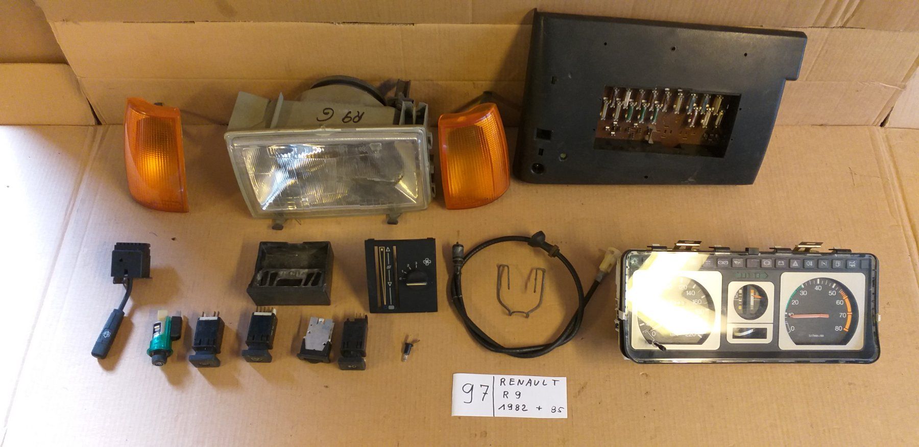Renault Tutti pezzi di ricambio auto: RENAULT  R9  OLDTIMER  DIVERSES PIECES  /  DIVERSE TEILE – Usato da cortébert venduto da rlv 1
