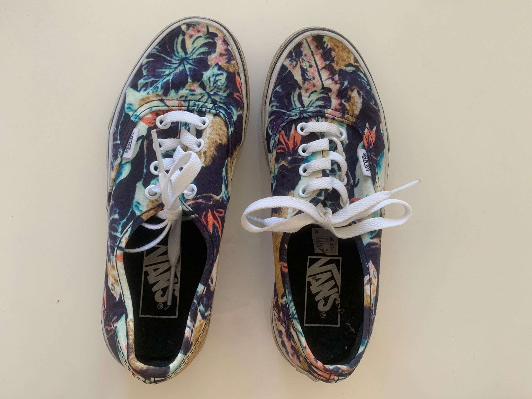 Vans Scarpe da donna: Vans Authentic Blumenmuster Gr. 36 – Usato da Hinwil venduto da liviipivii