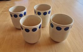 4 Keramikbecher mit blauen Punkten