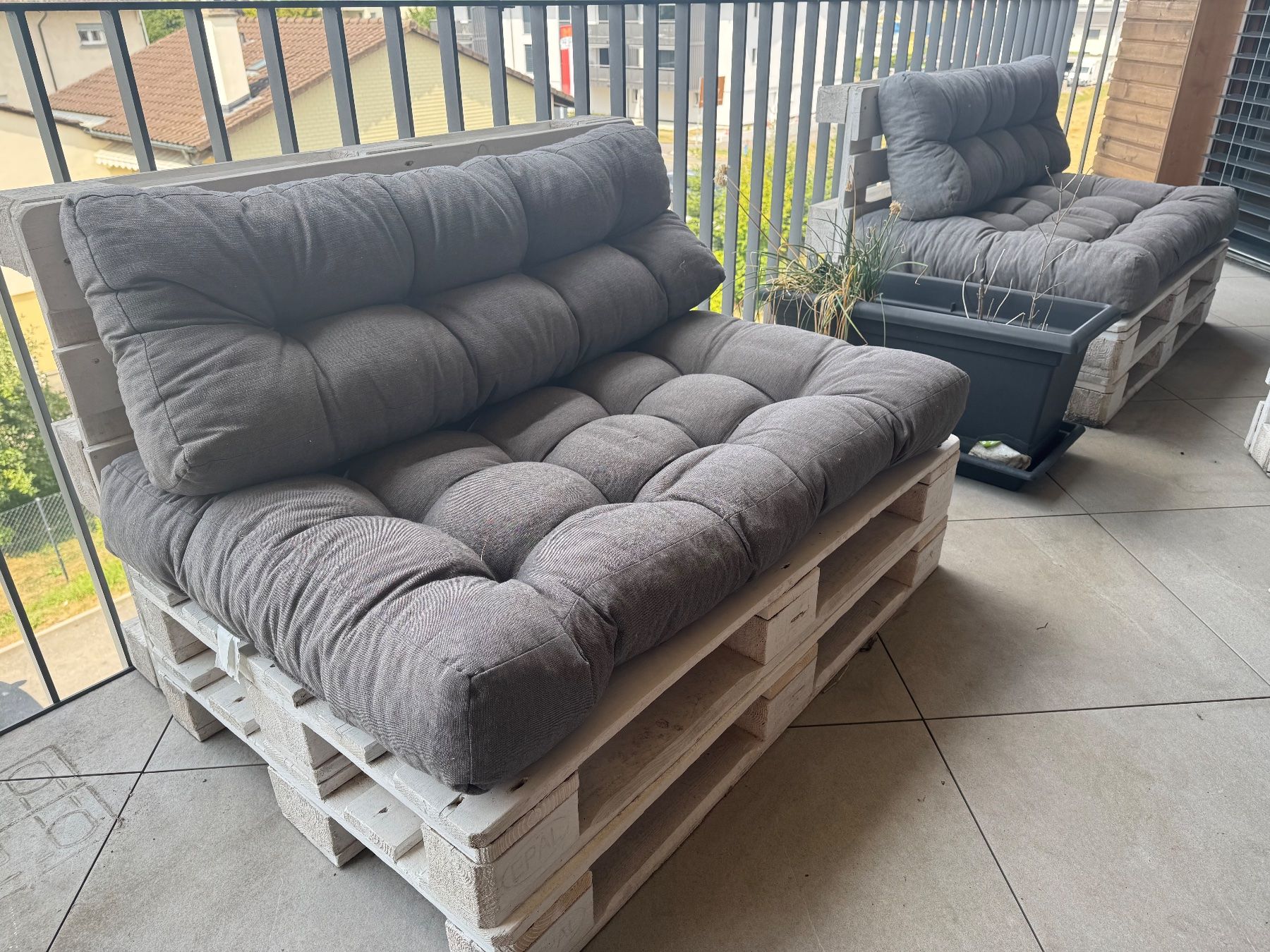 Pallets: 7 palettes + lots de coussins pour palettes – Usato da Sugiez venduto da Azeros