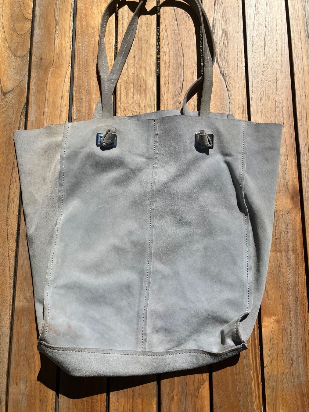Taschen für Damen: Sac spacieux en daim gris – Gebraucht aus Chavannes-des-Bois von mai_pfq6