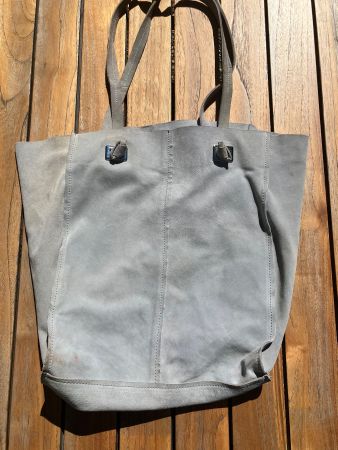 Sac spacieux en daim gris