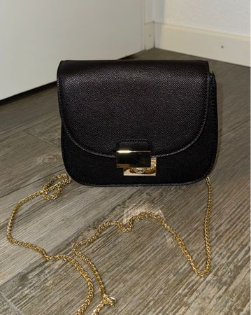 Schwarze Crossbody-/ Umhängetasche mit Goldkette - wie neu