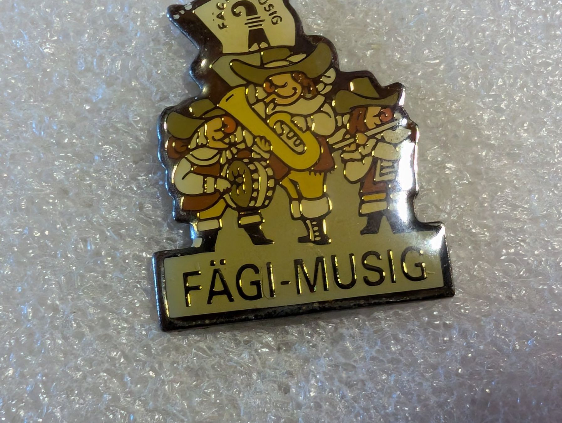 Placchette & Badge: Ansteckpin 93: Fägi Musig – Usato da Oppligen venduto da Pin-Fall-Shop