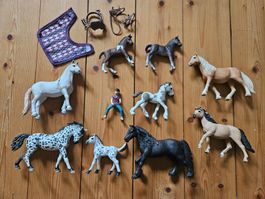 9 Schleich Pferde und Zubehör (1 Reiter)