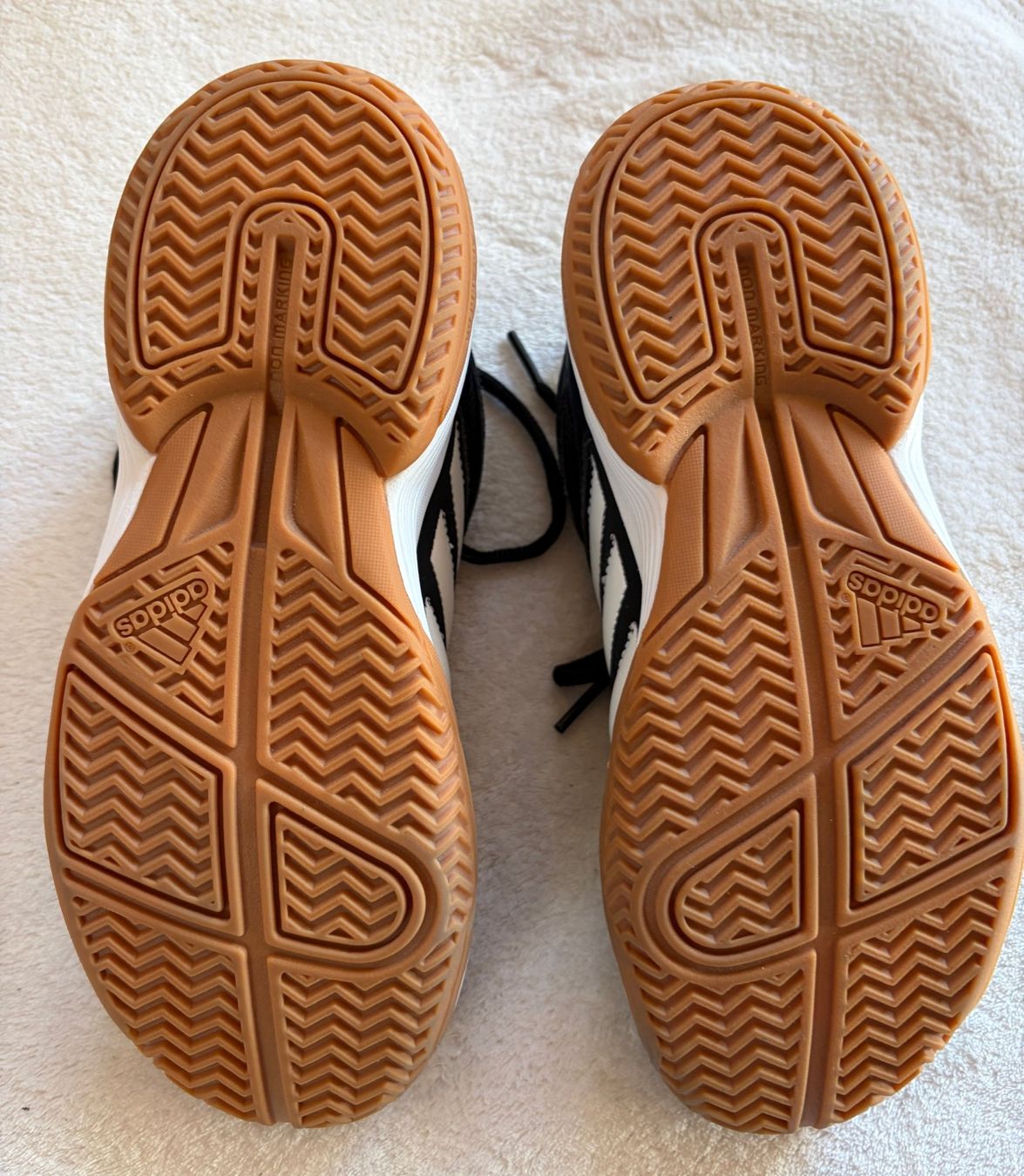 Adidas Scarpe per ragazzi: Hallenschuhe Adidas Gr. 35.5 – Usato da Wislikofen venduto da Lioke 2
