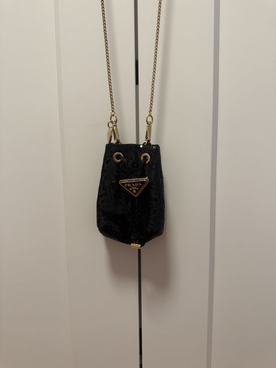 Prada Sacs femmes: Prada Pailletten Mini Bucket Bag Schwarz – D'occasion à Lohn-Ammannsegg par aemu12 4