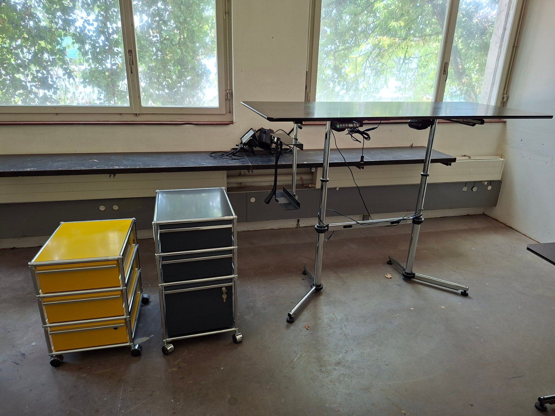 Korpus: USM Haller Rollcontainer pro Stück – Gebraucht aus Basel von Alirida