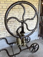 Antike mechanische Weinpumpe Winzer Weinbau Wein Rebberg