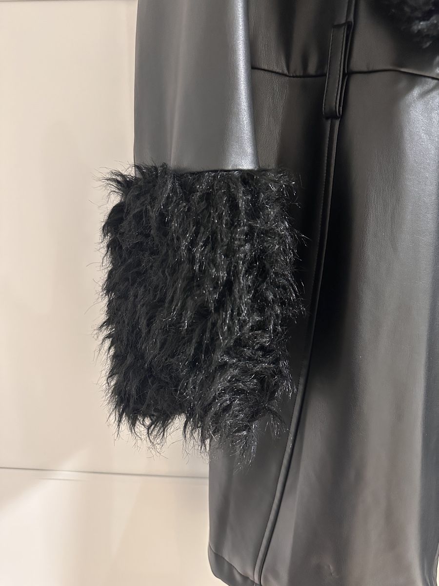 Guess Cappotti: Schwarzer  Guess Wintermantel mit Pelz und Leder. – Nuovo (secondo la descrizione) da Oberurnen venduto da nes_8xqt 3