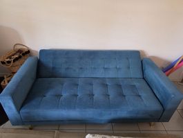 Sofa in Petrol zu verkaufen, defekt und unbequem