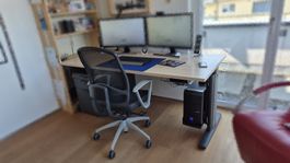 Hochwertiges Pult mit Schubladenkorpus inkl. Bürostuhl