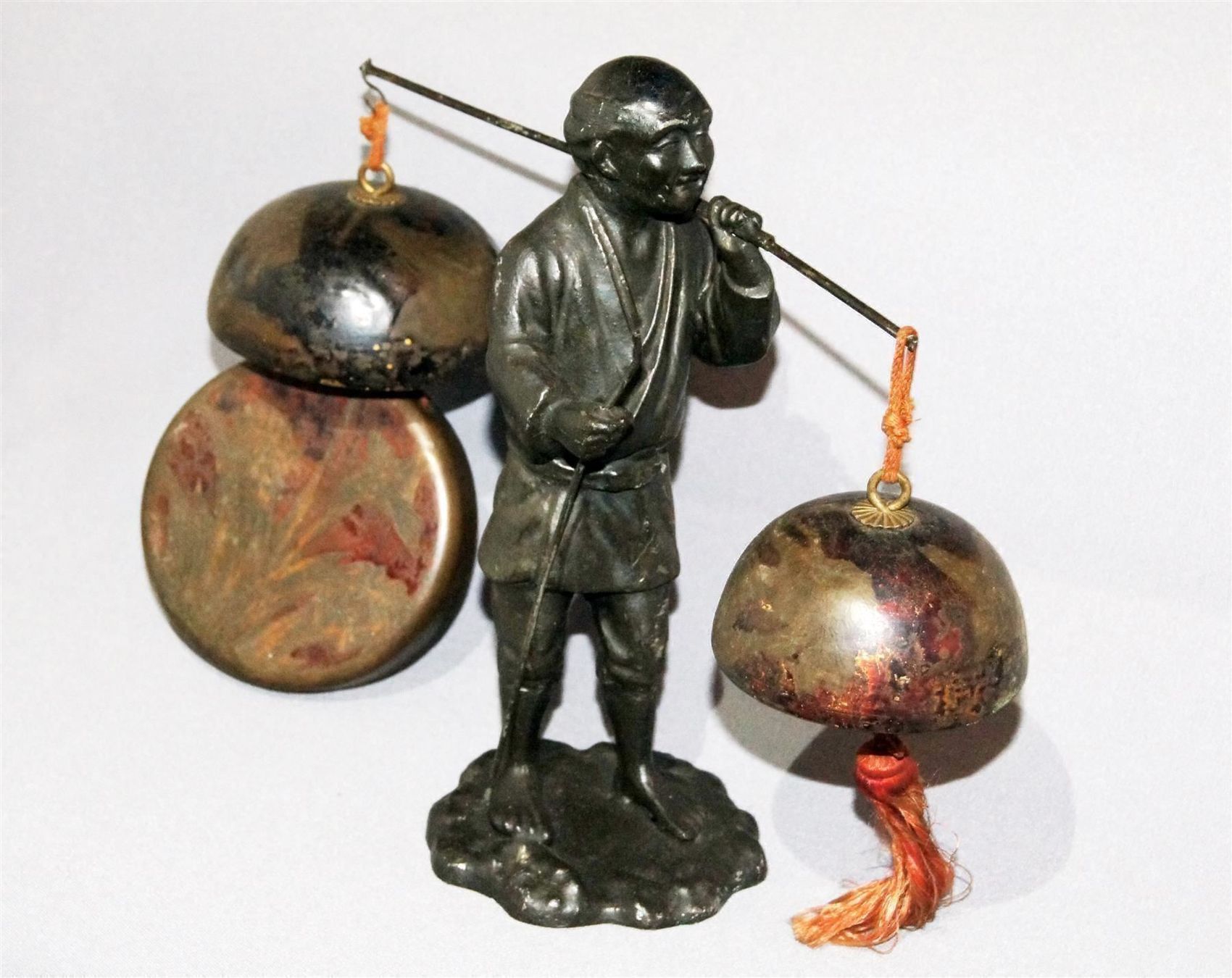 Statuette: Gong-Träger oder -Verkäufer mit 3 Gongs - Kuriose Figur – Nuovo e nell'imballaggio originale da Geroldswil venduto da ARTEFACTO 1