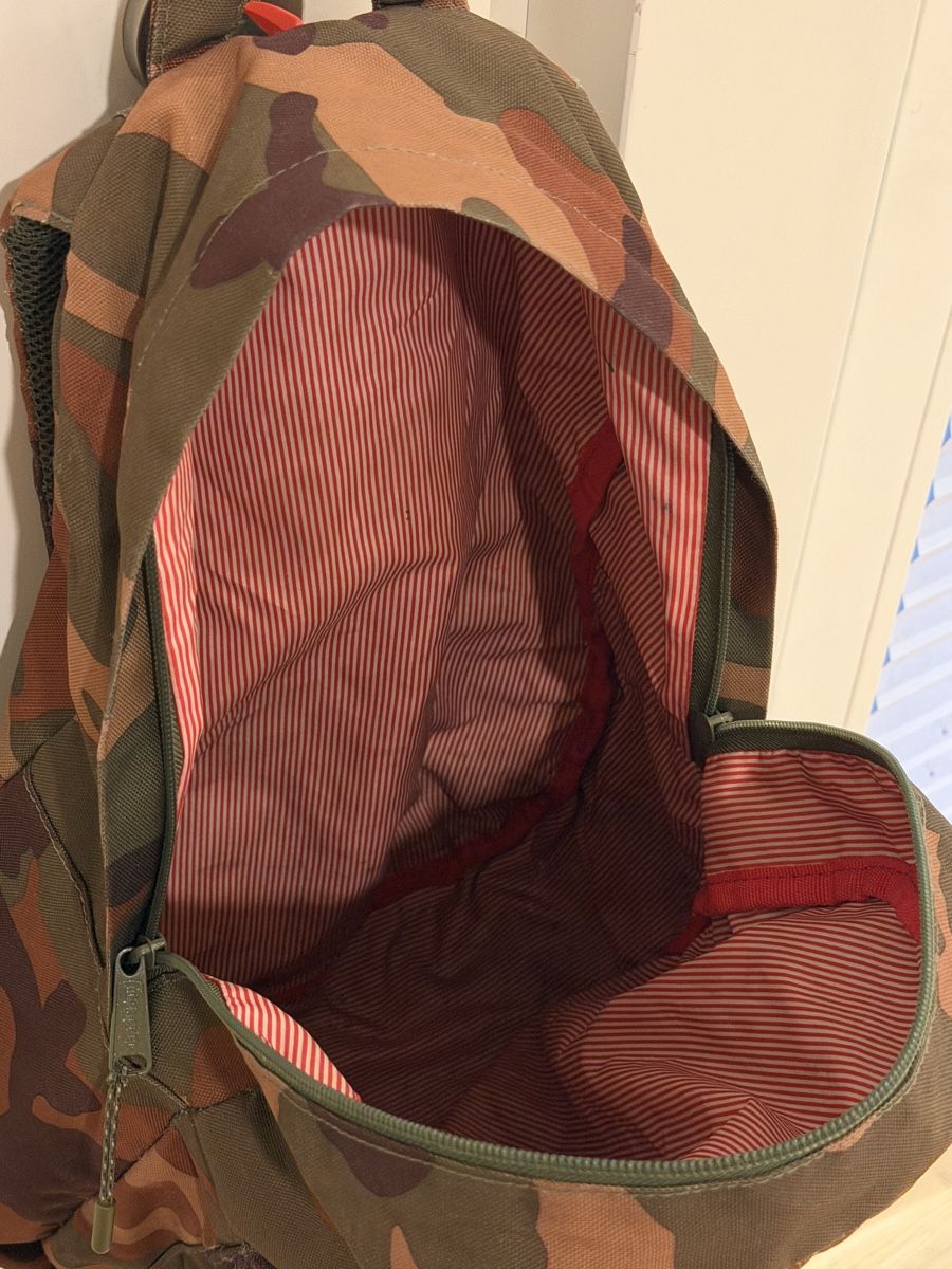 Herschel Zaini: Herschel Supply Co. Camo Backpack – Usato da Schaffhausen venduto da die_kb5d 1