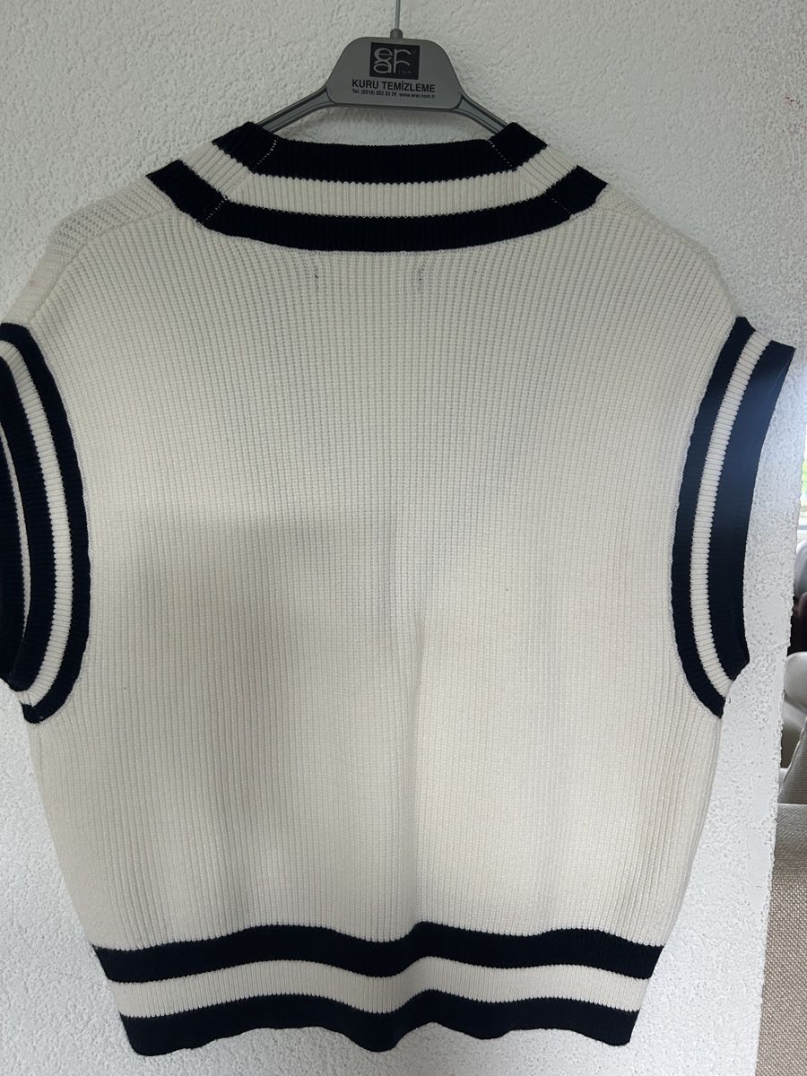 Mango Gilet & Giacche senza maniche: Mango White Knit Vest with Black Trim – Usato da Marin-Epagnier venduto da Kty_1907 2