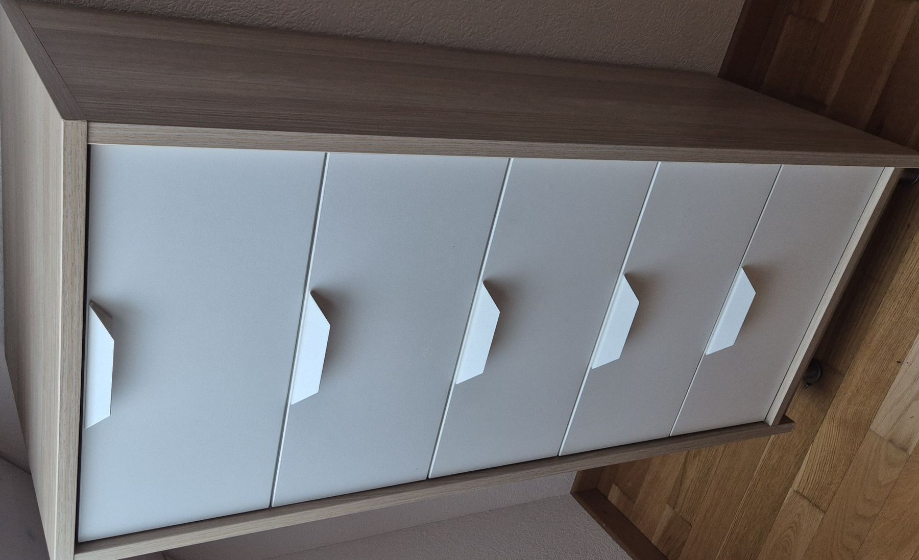 Kommoden: zwei Sideboard Holzoptik mit weissen Fronten  – Gebraucht aus Lützelflüh-Goldb von fel_5dcw 1