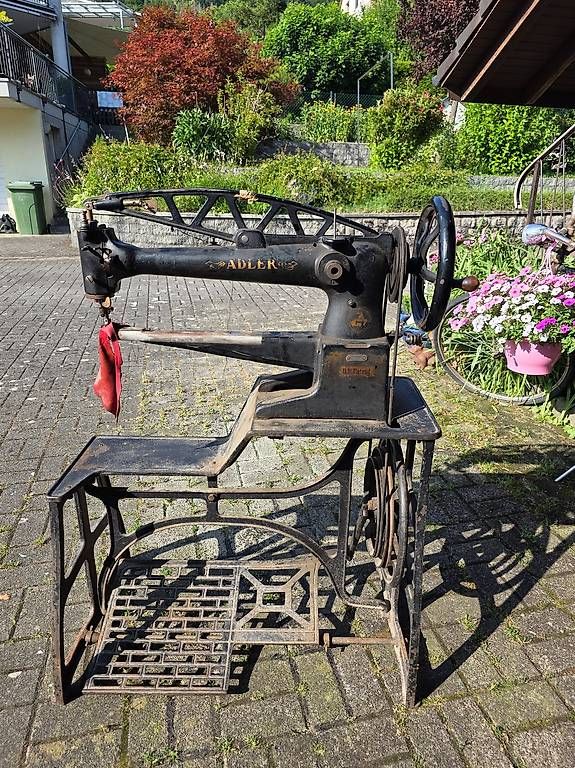 Adler Nähmaschinen: Nähmaschine Adler – Gebraucht aus Zuzgen von KaffiiZ
