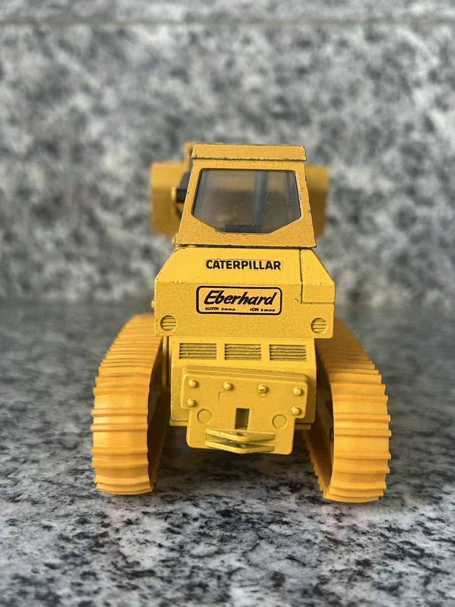 Caterpillar Kit di modellismo & Modellini statici: Caterpillar 983, 1:50 , NZG – Usato da Horw venduto da Tigercat635 1