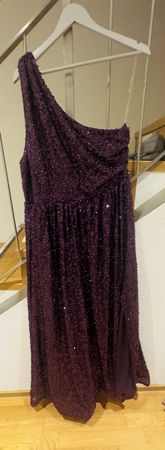 Lila kleid mit schlitz