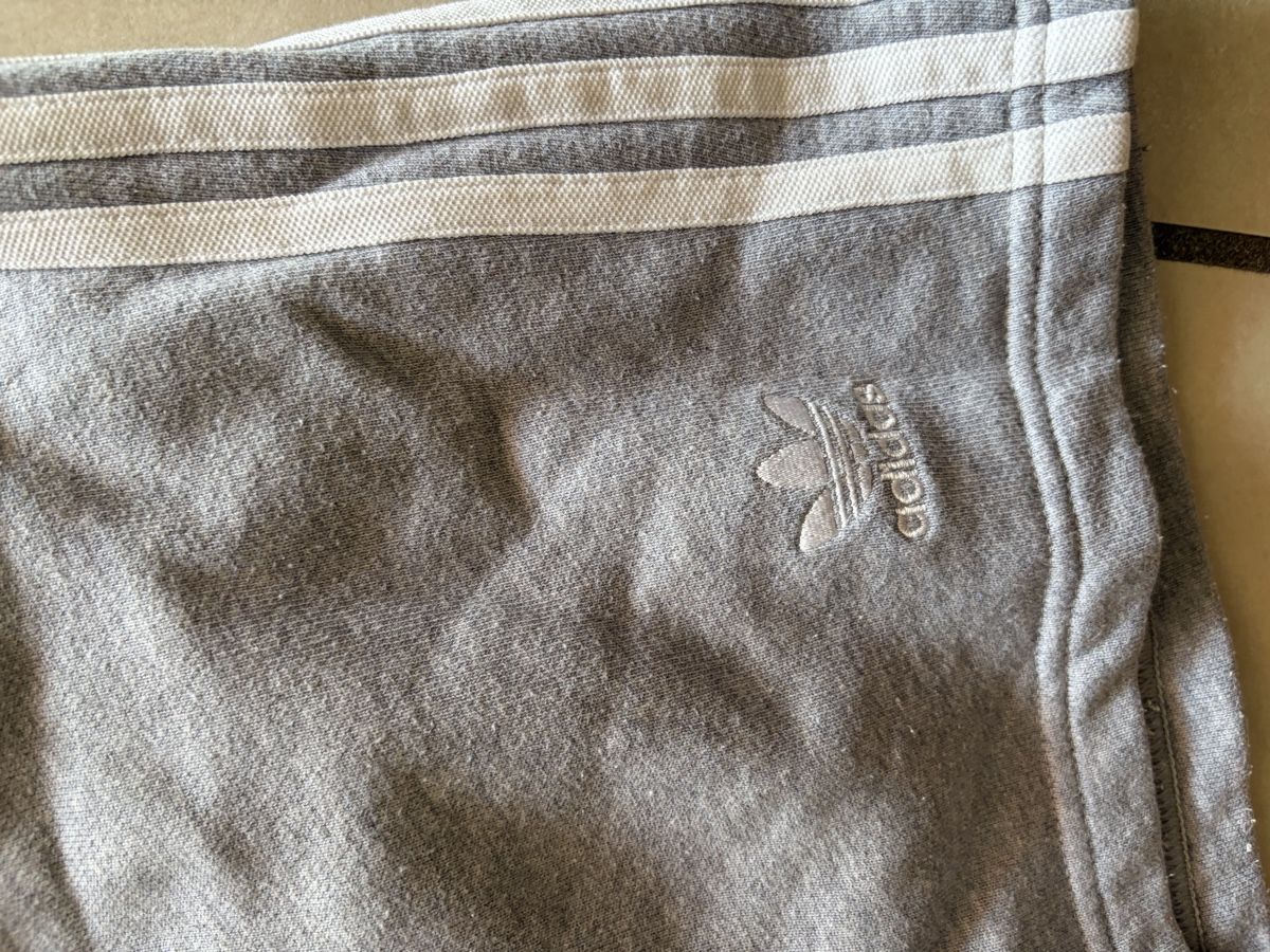 Adidas Pantalons: Short Adidas gris – D'occasion à Ecublens VD par ver_z698 2