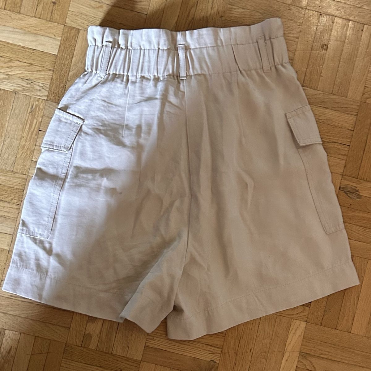 H&M Pantaloni: Beige Cargo Shorts for Summer – Usato da Glattbrugg venduto da Lara_G06 1