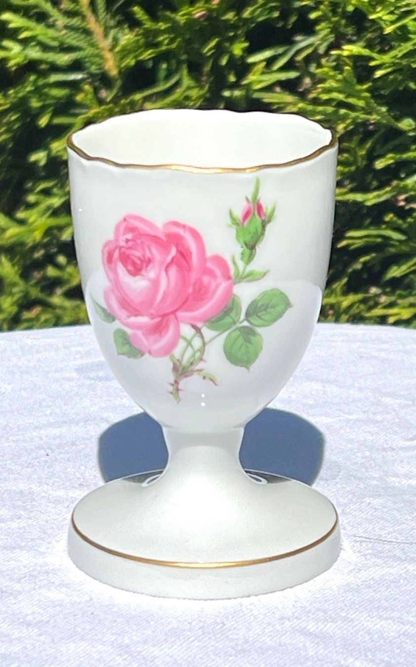 Autre vaisselle: Meissen Eierbecher "Rote Rose" mit feinem Goldrand – Neuf (Voir description) à Oberrüti par Sabbi