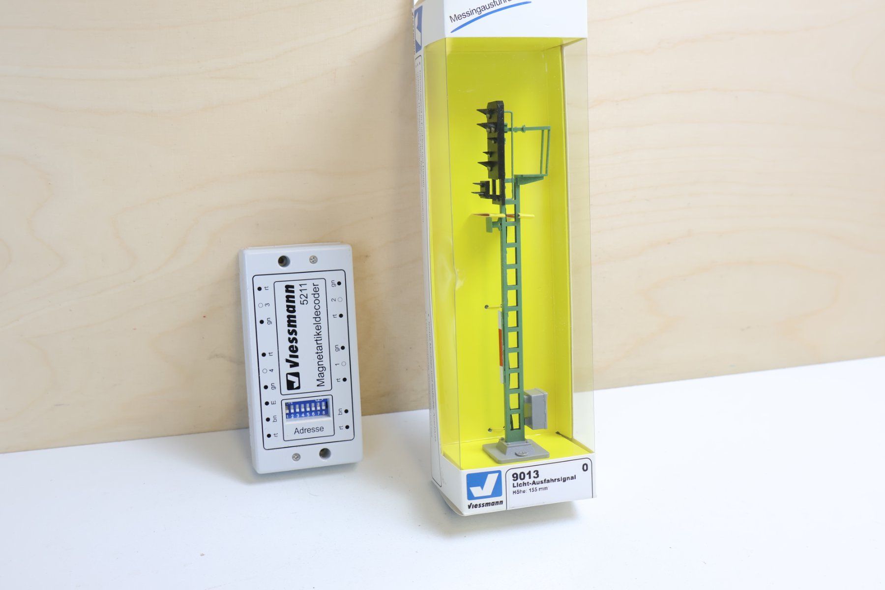 Viessmann Modellini di ferrovie: Viessmann Lichtsignal 9013 Spur 0 + Decoder 5211 - NP: 160.- – Usato da Winterthur venduto da Monstera 2