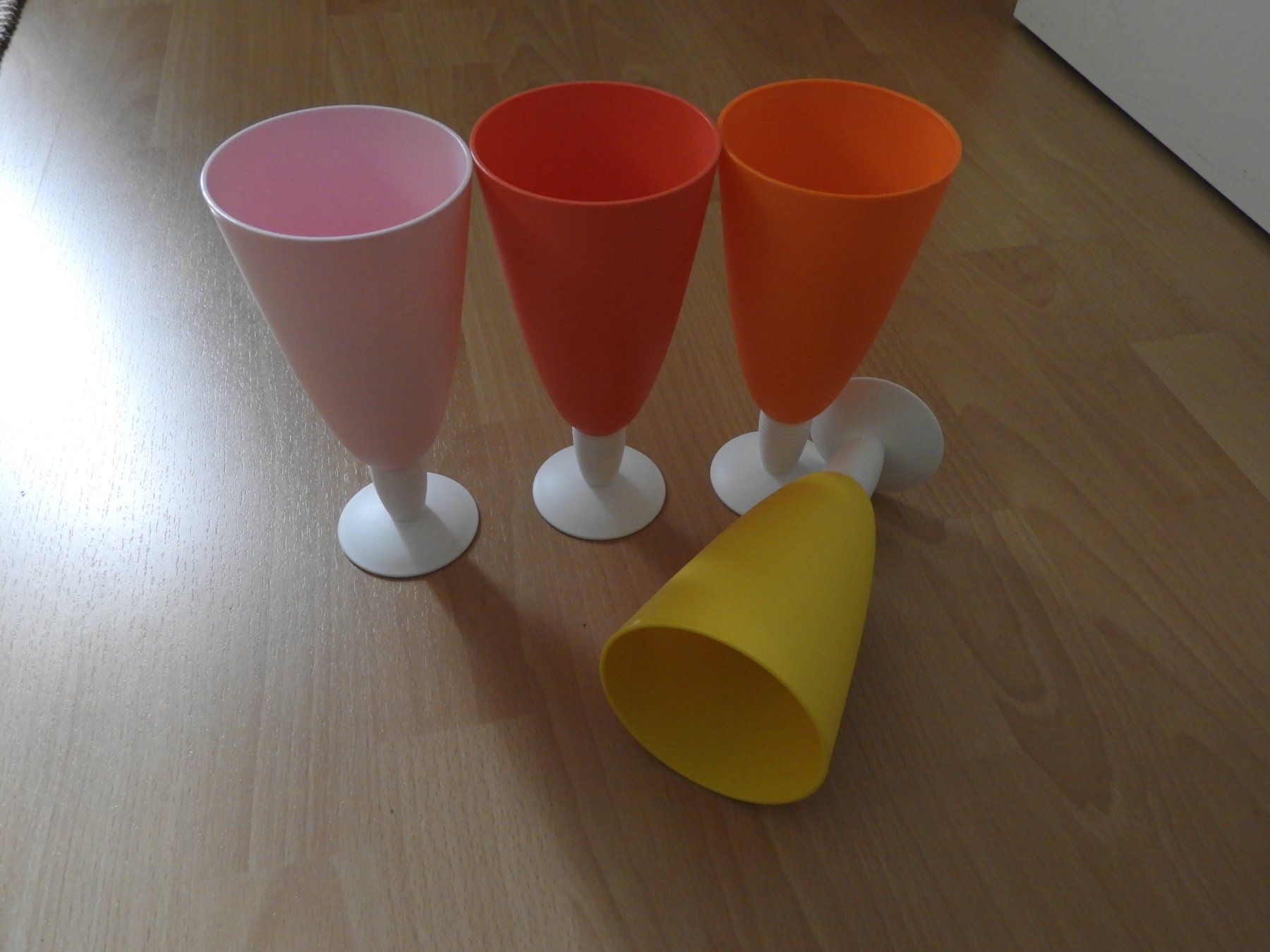 Tupperware Contenitori & Simili: Tupperware - Coupes à dessert/glace - NEUF! – Nuovo e nell'imballaggio originale da Dombresson venduto da sev_bsb8 1