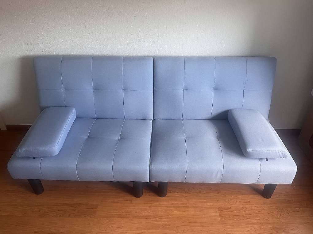Divani: Bequemes 2 - Sitzer Sofa in Hellblau – Nuovo e nell'imballaggio originale da Breitenbach venduto da ildesz26