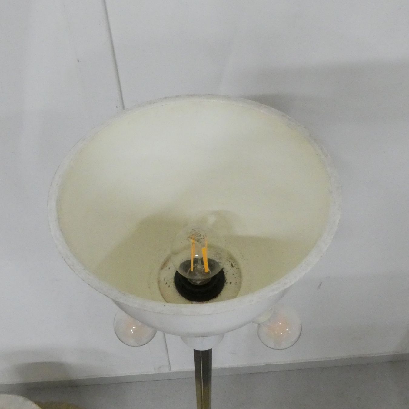 Lampade: Vintage-Stehlampe mit einem dunklen Metallschaft – Usato da Volketswil venduto da brockipfannenstil 2