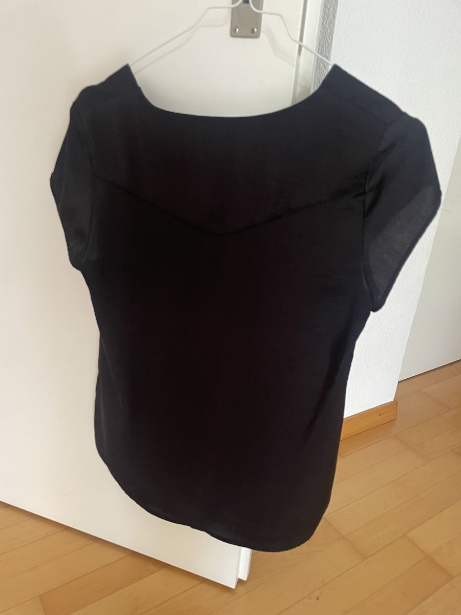 H&M T-shirt: Viskose Shirt mit V-Ausschnitt – Usato da Zürich venduto da Chog 3