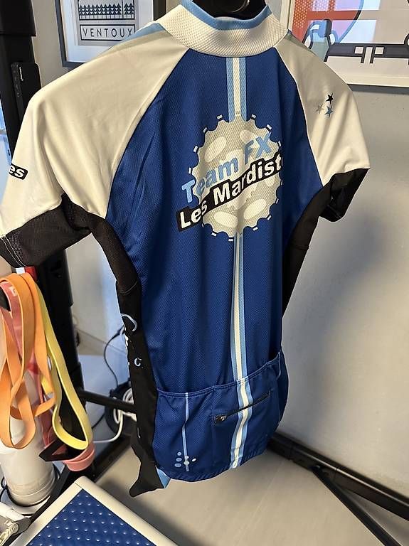 Maillots de corps & Pantalons: Divers maillots de vélo – D'occasion à Aubonne par petitschlumpf 1