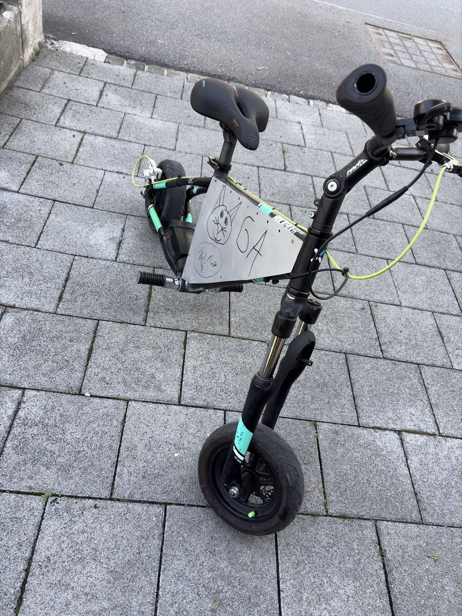 Mini Bike: Monopattino elettrico personalizzato con sedile e display – Usato da Bürglen UR venduto da Cardosoluis 2