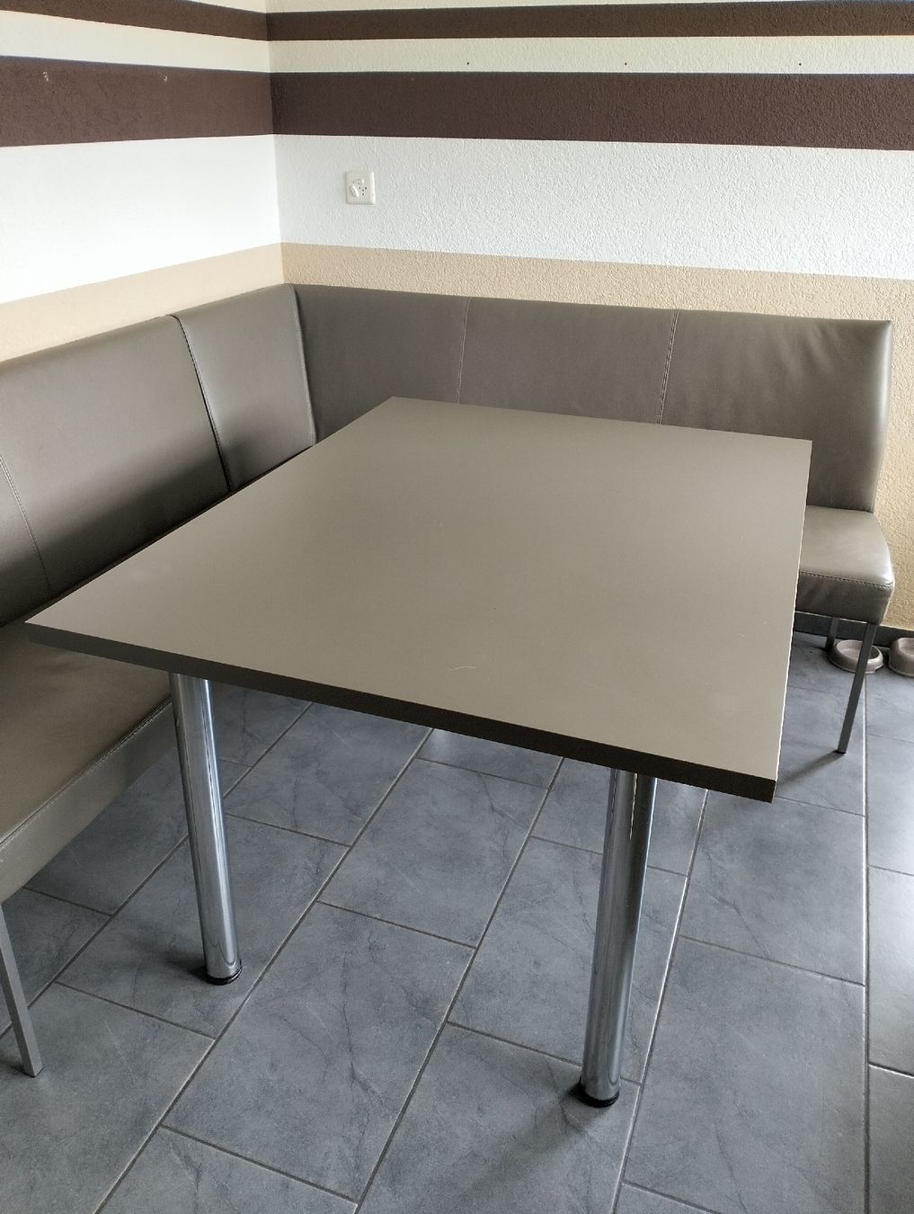 Tavoli: Küchentisch grau mit Metallbeinen – Usato da Heiligenschwendi venduto da ksw_ns5x