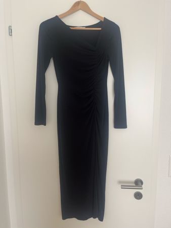Schwarzes Kleid von Stradivarius, Gr. S – Herbst-Look